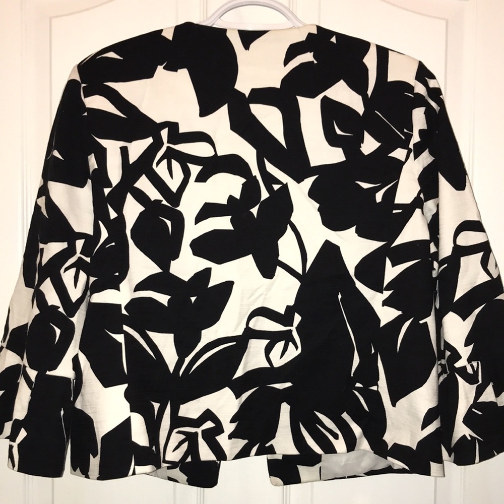 🧵 Black & Cream Ruffle Sleeve Blazer - Picture 2 of 3